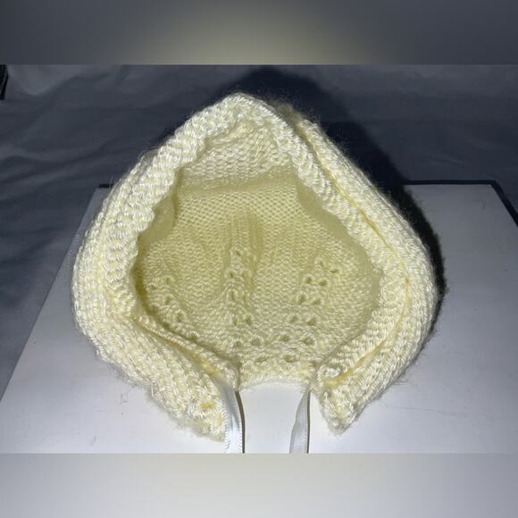 NEW HANDMADE CREAM WHITE KNITTED BABY NEWBORN BONNET CAP WITH RIBBON TIE - Picture 4 of 13